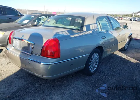 2004 Lincoln Town Car Signature z USA, uszkodzony, nr VIN 1LNHM81WX4Y681974